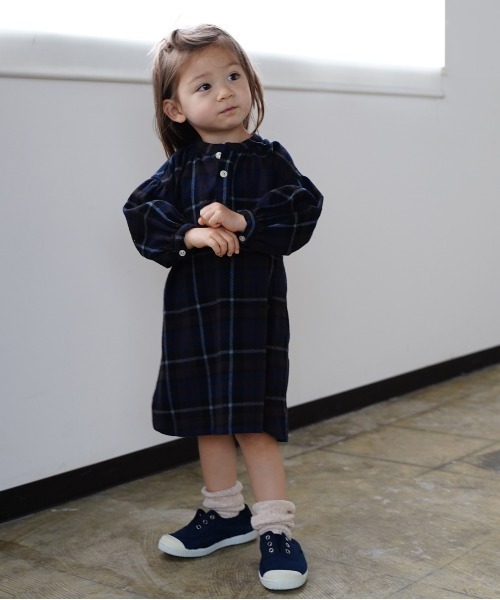 quoti use fith（クゥオティ　ユース　フィス）の「ネルチェック 長袖 ひざ下丈 ワンピース（シャツワンピース・キッズ・アイボリー/ネイビー・90/80/100/110/130/120）」の2枚目の写真
