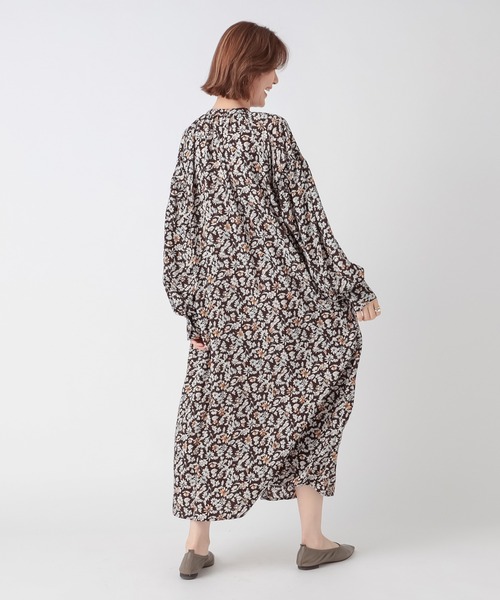 RIVE DROITE（リヴドロワ）の「ビンテージ風の花柄がこなれ感たっぷり　フラワープリントギャザーワンピース（ワンピース・レディース・ブラウン/ブラック・FREE）」の17枚目の写真
