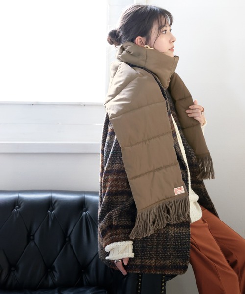 Java（ジャバ）の「《JaVaジャバ コラボ》軽くてあったか。ボリューム中綿マフラー（マフラー・レディース・アイボリー/モカ/ブラック/グレイッシュベージュ・FREE）」の3枚目の写真