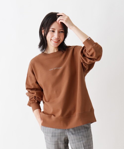 SHOO・LA・RUE(シューラルー)の「◆【S-3L/USAコットン】ロゴプリントスウェット(スウェット・レディース・チャコールグレー/ブラウン系/ブルー系1/ホワイト系3/オリーブ系/ベージュ系1・02/03/01/04)」の3枚目の写真