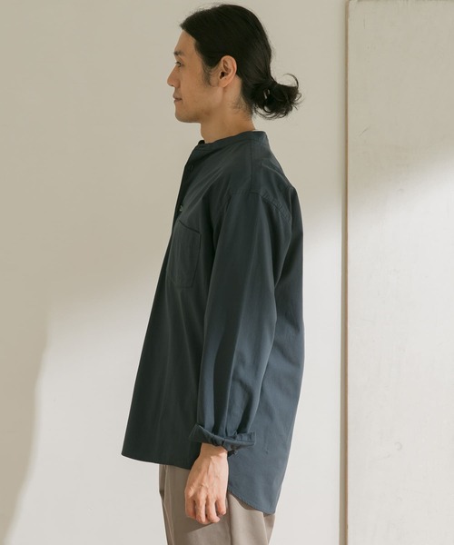 URBAN RESEARCH DOORS（アーバンリサーチドアーズ）の「シルキーオックスバンドカラーシャツ（シャツ/ブラウス・メンズ・オリーブ/ピンクベージュ/ネイビー/ホワイト・38/40）」の6枚目の写真