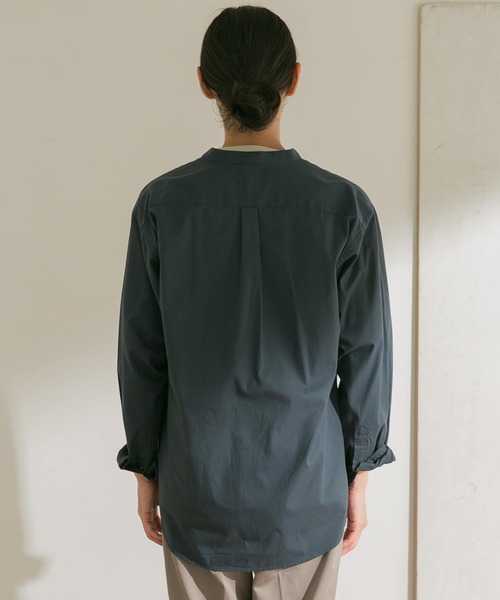 URBAN RESEARCH DOORS（アーバンリサーチドアーズ）の「シルキーオックスバンドカラーシャツ（シャツ/ブラウス・メンズ・オリーブ/ピンクベージュ/ネイビー/ホワイト・38/40）」の7枚目の写真