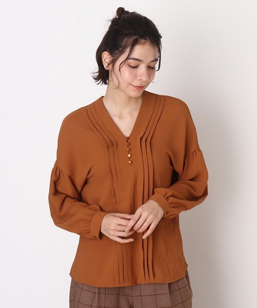 SHOO・LA・RUE（シューラルー）の「◆多ボタンピンタックブラウス（シャツ/ブラウス・レディース・ライトベージュ/ダークブラウン/ダークオレンジ・02/04/03）」の3枚目の写真