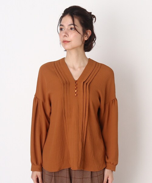 SHOO・LA・RUE（シューラルー）の「◆多ボタンピンタックブラウス（シャツ/ブラウス・レディース・ライトベージュ/ダークブラウン/ダークオレンジ・02/04/03）」の4枚目の写真