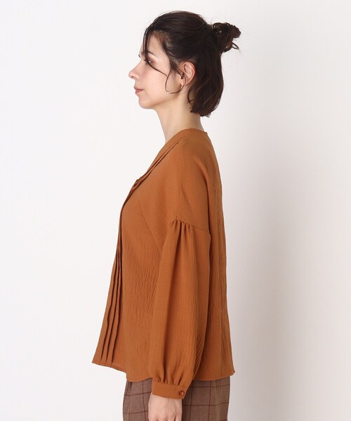 SHOO・LA・RUE（シューラルー）の「◆多ボタンピンタックブラウス（シャツ/ブラウス・レディース・ライトベージュ/ダークブラウン/ダークオレンジ・02/04/03）」の5枚目の写真