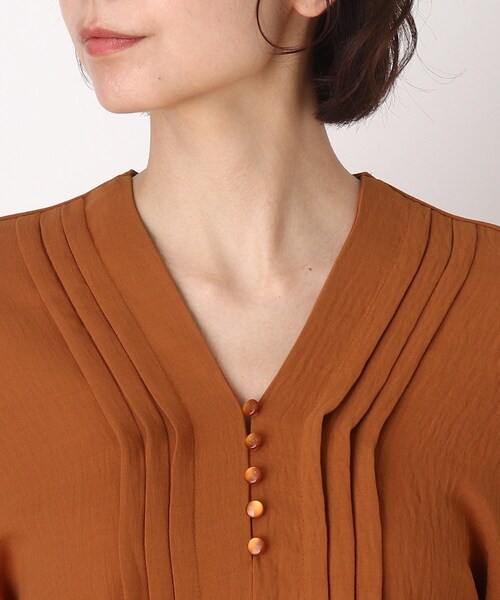 SHOO・LA・RUE（シューラルー）の「◆多ボタンピンタックブラウス（シャツ/ブラウス・レディース・ライトベージュ/ダークブラウン/ダークオレンジ・02/04/03）」の7枚目の写真