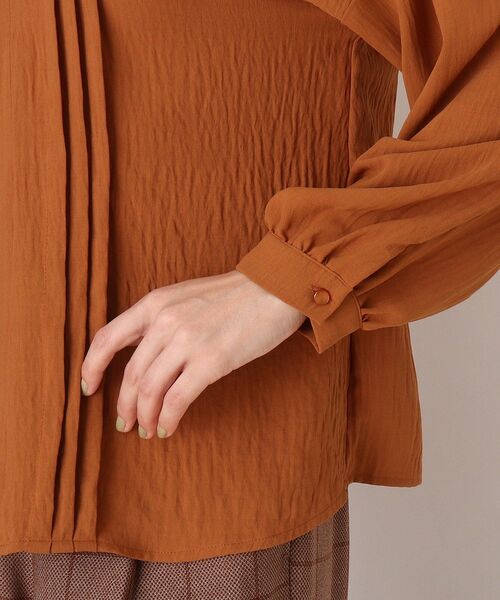 SHOO・LA・RUE（シューラルー）の「◆多ボタンピンタックブラウス（シャツ/ブラウス・レディース・ライトベージュ/ダークブラウン/ダークオレンジ・02/04/03）」の8枚目の写真