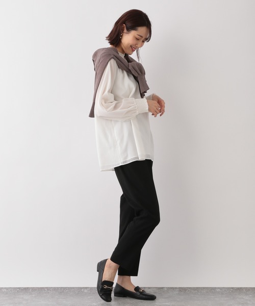 GLOBAL WORK(グローバルワーク)の「シャーリングブラウス【MATINEE LINE】/238289(シャツ/ブラウス・レディース・ブラック/オフホワイト/アイボリー・MEDIUM/LARGE)」の4枚目の写真