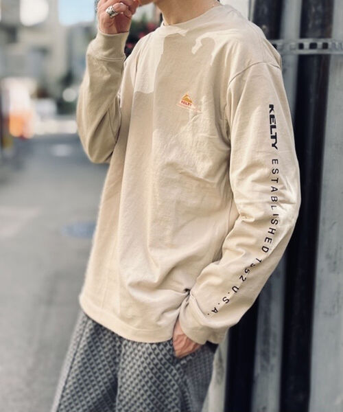 KELTY(ケルティ)の「【KELTY/ケルティ】GLOSTER別注 袖ロゴプリント ロングスリーブTシャツ(Tシャツ/カットソー・メンズ・ホワイト/チャコールグレー/ベージュ/オレンジ・MEDIUM/LARGE)」の4枚目の写真