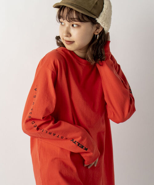 KELTY(ケルティ)の「【KELTY/ケルティ】GLOSTER別注 袖ロゴプリント ロングスリーブTシャツ(Tシャツ/カットソー・メンズ・ホワイト/チャコールグレー/ベージュ/オレンジ・MEDIUM/LARGE)」の1枚目の写真