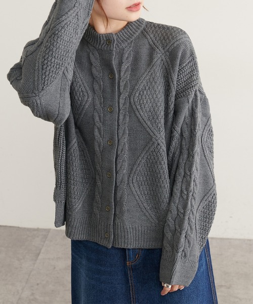 PUAL CE CIN（ピュアルセシン）の「ケーブルニットカーディガン（カーディガン/ボレロ・レディース・ブラウン/グレー/ブルー/スミクロ・FREE）」の3枚目の写真