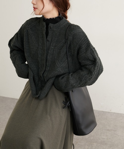 PUAL CE CIN（ピュアルセシン）の「ケーブルニットカーディガン（カーディガン/ボレロ・レディース・ブラウン/グレー/ブルー/スミクロ・FREE）」の2枚目の写真
