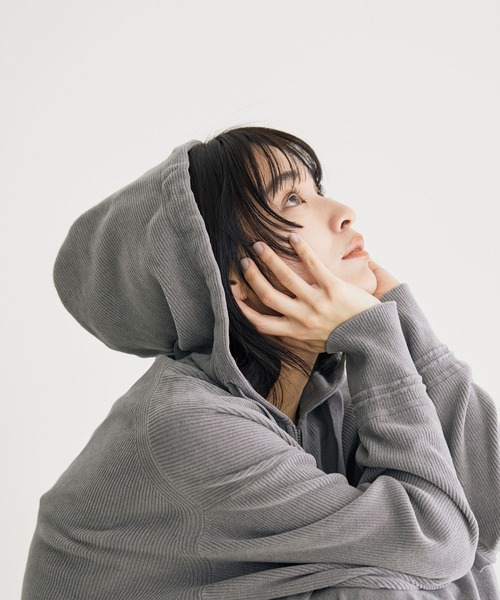 SALON adam et rope'(サロン アダム エ ロペ)の「【極上の肌ざわり】フードパーカー -CreamyCotton /クリーミーコットン-(パーカー・レディース・パープル/グレー/オフホワイト/イエロー・FREE)」の6枚目の写真