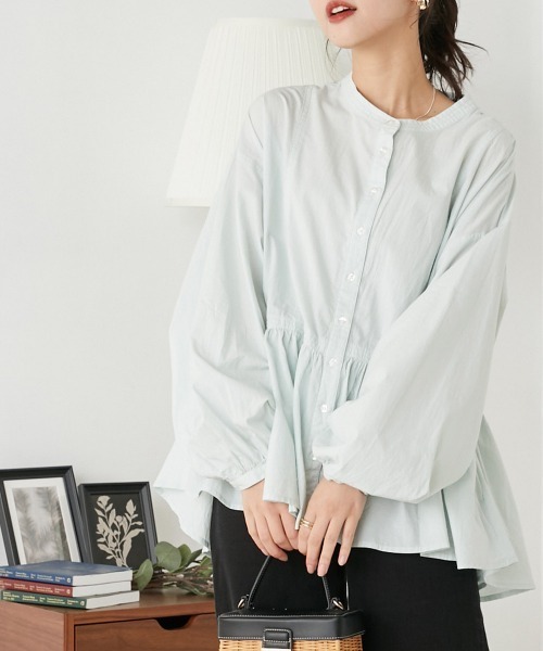 OMNES（オムネス）の「塩縮加工 タイプライター 裾ギャザーバンドカラーシャツ（シャツ/ブラウス・レディース・ホワイト/スカイブルー系/ベージュ/ブラウン/ブラック・FREE）」の5枚目の写真