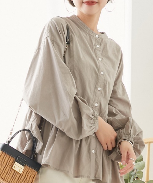 OMNES（オムネス）の「塩縮加工 タイプライター 裾ギャザーバンドカラーシャツ（シャツ/ブラウス・レディース・ホワイト/スカイブルー系/ベージュ/ブラウン/ブラック・FREE）」の4枚目の写真