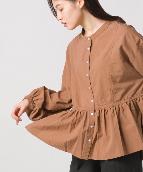 OMNES（オムネス）の「塩縮加工 タイプライター 裾ギャザーバンドカラーシャツ（シャツ/ブラウス・レディース・ホワイト/スカイブルー系/ベージュ/ブラウン/ブラック・FREE）」の9枚目の写真
