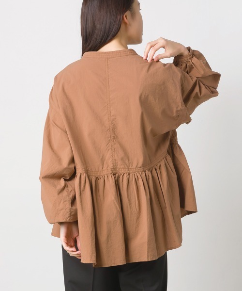 OMNES（オムネス）の「塩縮加工 タイプライター 裾ギャザーバンドカラーシャツ（シャツ/ブラウス・レディース・ホワイト/スカイブルー系/ベージュ/ブラウン/ブラック・FREE）」の8枚目の写真