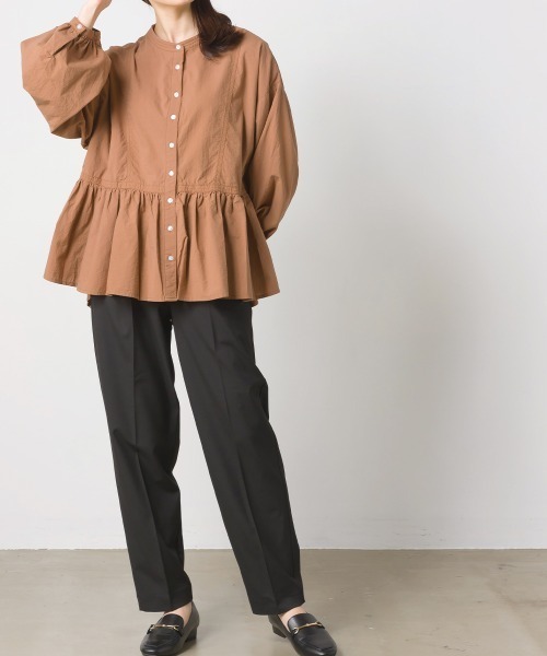 OMNES（オムネス）の「塩縮加工 タイプライター 裾ギャザーバンドカラーシャツ（シャツ/ブラウス・レディース・ホワイト/スカイブルー系/ベージュ/ブラウン/ブラック・FREE）」の7枚目の写真