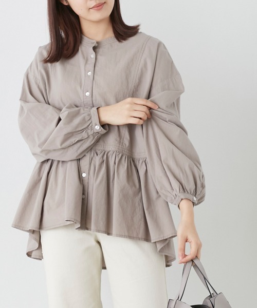 OMNES（オムネス）の「塩縮加工 タイプライター 裾ギャザーバンドカラーシャツ（シャツ/ブラウス・レディース・ホワイト/スカイブルー系/ベージュ/ブラウン/ブラック・FREE）」の6枚目の写真