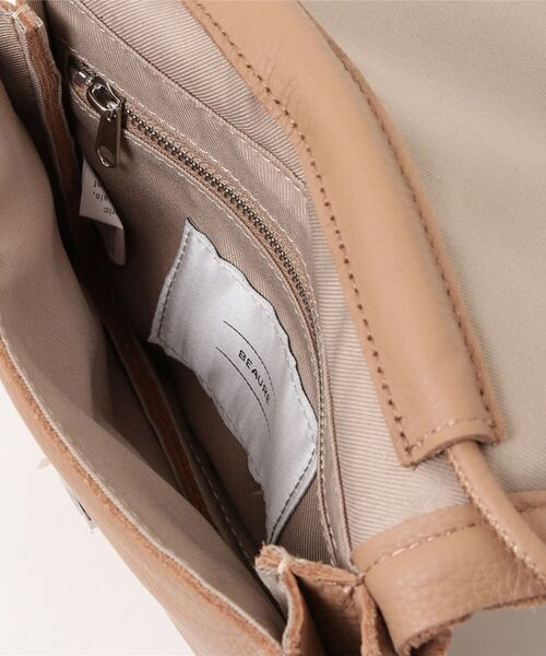 Beau're（ヴュレ）の「BEAURE ヴュレ カウレザー ボンディング フラップ ショルダーバッグ（ショルダーバッグ・レディース・サックスブルー/ホワイト/ブラック/キャメル・FREE）」の14枚目の写真