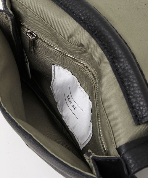 Beau're（ヴュレ）の「BEAURE ヴュレ カウレザー ボンディング フラップ ショルダーバッグ（ショルダーバッグ・レディース・サックスブルー/ホワイト/ブラック/キャメル・FREE）」の15枚目の写真