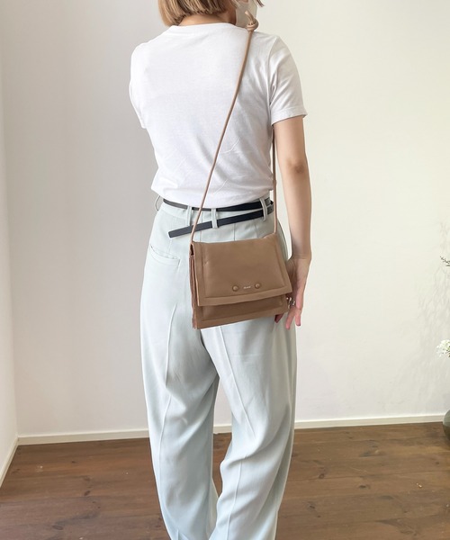 Beau're（ヴュレ）の「BEAURE ヴュレ カウレザー ボンディング フラップ ショルダーバッグ（ショルダーバッグ・レディース・サックスブルー/ホワイト/ブラック/キャメル・FREE）」の2枚目の写真