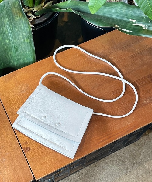 Beau're（ヴュレ）の「BEAURE ヴュレ カウレザー ボンディング フラップ ショルダーバッグ（ショルダーバッグ・レディース・サックスブルー/ホワイト/ブラック/キャメル・FREE）」の3枚目の写真