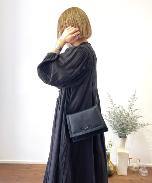 Beau're（ヴュレ）の「BEAURE ヴュレ カウレザー ボンディング フラップ ショルダーバッグ（ショルダーバッグ・レディース・サックスブルー/ホワイト/ブラック/キャメル・FREE）」の4枚目の写真