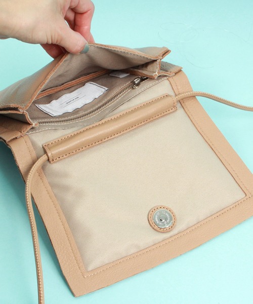 Beau're（ヴュレ）の「BEAURE ヴュレ カウレザー ボンディング フラップ ショルダーバッグ（ショルダーバッグ・レディース・サックスブルー/ホワイト/ブラック/キャメル・FREE）」の10枚目の写真