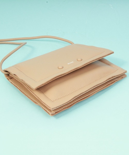 Beau're（ヴュレ）の「BEAURE ヴュレ カウレザー ボンディング フラップ ショルダーバッグ（ショルダーバッグ・レディース・サックスブルー/ホワイト/ブラック/キャメル・FREE）」の11枚目の写真