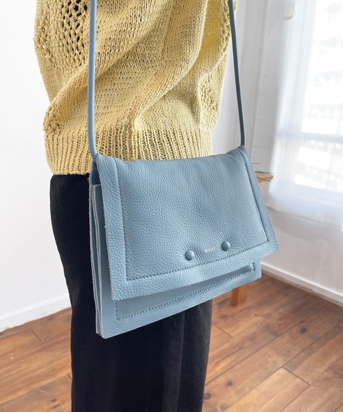 Beau're（ヴュレ）の「BEAURE ヴュレ カウレザー ボンディング フラップ ショルダーバッグ（ショルダーバッグ・レディース・サックスブルー/ホワイト/ブラック/キャメル・FREE）」の22枚目の写真