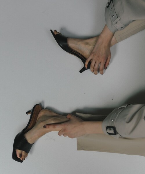 Aresense(アーセンス)の「Aresense/アーセンス レザーミュール(サンダル・レディース・ブラック/オフホワイト・38/36/37)」の2枚目の写真