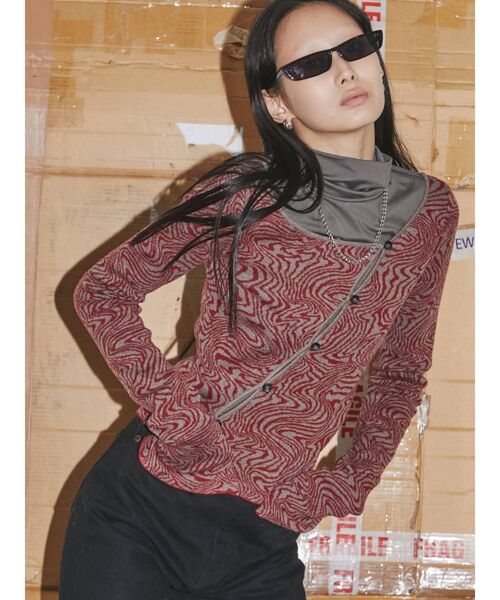 EMODA(エモダ)の「【VEQUM】BIAS BUTTON KNIT(ニット/セーター・レディース・レッド/ブラック/ブルー・FREE)」の4枚目の写真