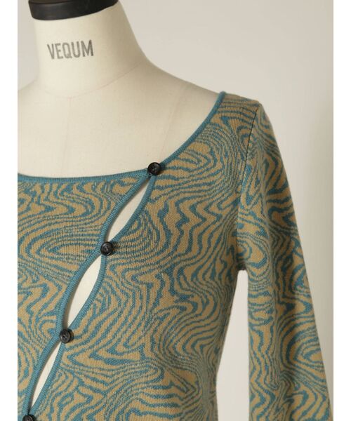EMODA(エモダ)の「【VEQUM】BIAS BUTTON KNIT(ニット/セーター・レディース・レッド/ブラック/ブルー・FREE)」の19枚目の写真