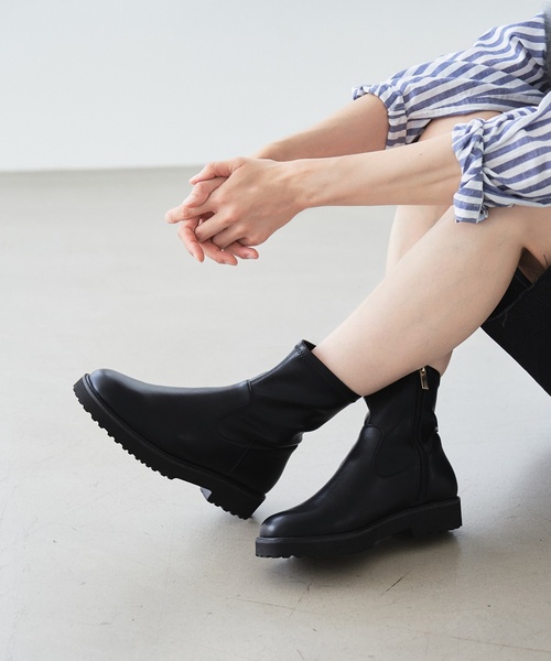 LE TALON(ルタロン)の「トラックソールフィットショートブーツ(ブーツ・レディース・アイボリー/ブラック系その他・MEDIUM/LARGE/X-LARGE/SMALL/XX-LARGE)」の2枚目の写真