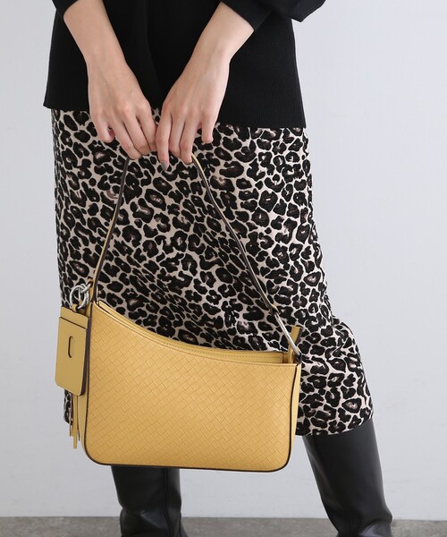 INDIVI（インディヴィ）の「◆【Oggi 11月号掲載/滝沢カレンさん着用】スクエアフォルムバッグ（ショルダーバッグ・レディース・ダークブラウン/イエロー/ブラック・00）」の16枚目の写真
