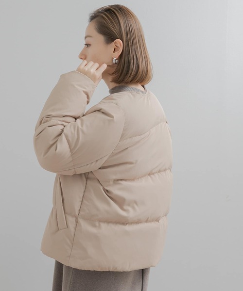 URBAN RESEARCH Sonny Label(アーバンリサーチサニーレーベル)の「『SETアイテム』マフラー付ノーカラーグリーンダウンコート(ダウンジャケット/コート・レディース・ベージュ/ネイビー/ブラック・FREE)」の16枚目の写真