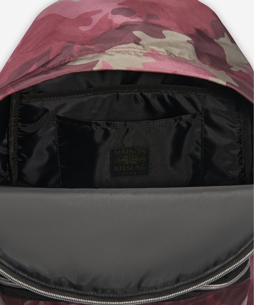 Maison Kitsune(メゾンキツネ)の「MKxEASTPAK PRINTED PADDED BACKPACK(バックパック/リュック・メンズ・ワイン・U)」の4枚目の写真