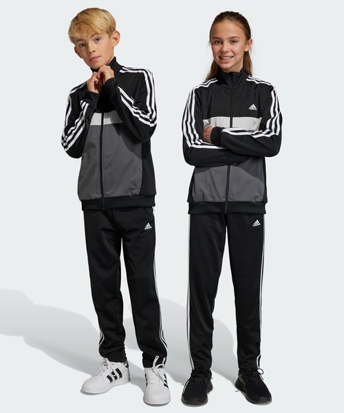 adidas（アディダス）の「エッセンシャルズ スリーストライプス ティベリオ トラックスーツ / アディダス adidas（ジャージ・キッズ・ブルー系その他/ブラック/レッド/ブルー・130/140/150/160）」の2枚目の写真