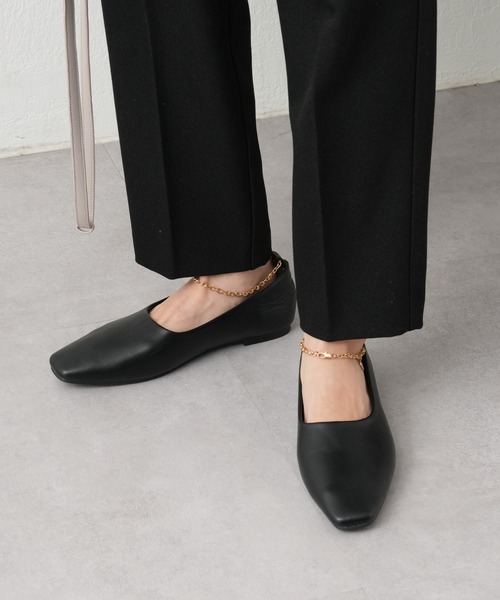COLONY 2139（コロニートゥーワンスリーナイン）の「アンクルチェーンフラットシューズ（パンプス・レディース・ブラック/オフホワイト・SMALL/MEDIUM/LARGE）」の2枚目の写真