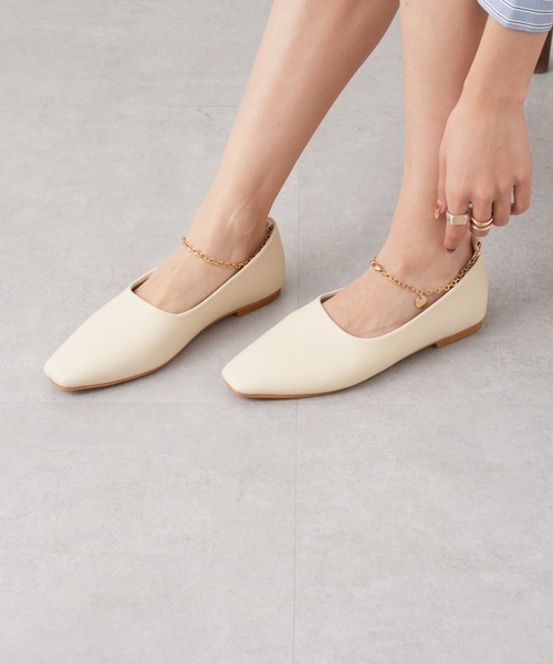 COLONY 2139（コロニートゥーワンスリーナイン）の「アンクルチェーンフラットシューズ（パンプス・レディース・ブラック/オフホワイト・SMALL/MEDIUM/LARGE）」の3枚目の写真