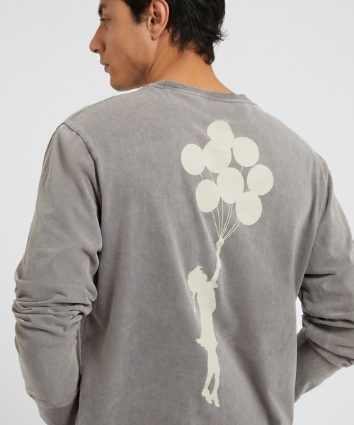 Guess（ゲス）の「GUESS X BRANDALISED(R) WITH GRAFFITI BY BANKSY L/S Balloon Girl Tee（Tシャツ/カットソー・メンズ・グレー/オレンジ・SMALL/MEDIUM/LARGE/X-LARGE）」の7枚目の写真