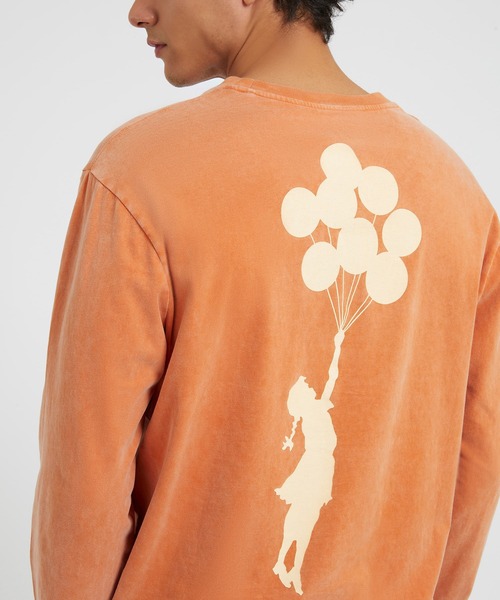 Guess（ゲス）の「GUESS X BRANDALISED(R) WITH GRAFFITI BY BANKSY L/S Balloon Girl Tee（Tシャツ/カットソー・メンズ・グレー/オレンジ・SMALL/MEDIUM/LARGE/X-LARGE）」の8枚目の写真