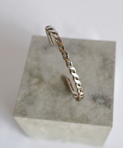 An+u（アンユー）の「ツイストオープンバングル（バングル/リストバンド・メンズ・シルバー/ゴールド・ONE SIZE）」の3枚目の写真