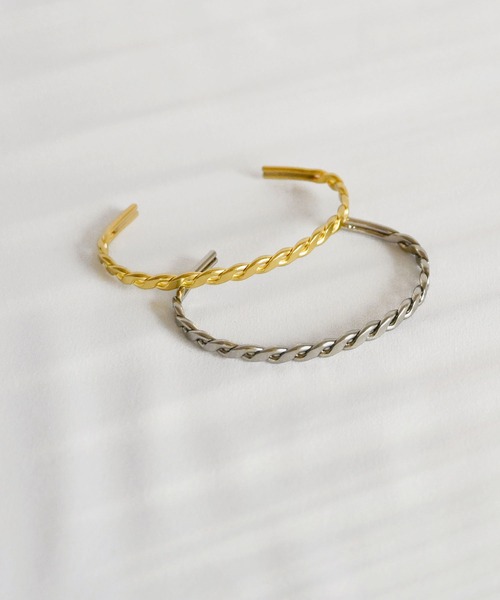 An+u（アンユー）の「ツイストオープンバングル（バングル/リストバンド・メンズ・シルバー/ゴールド・ONE SIZE）」の4枚目の写真