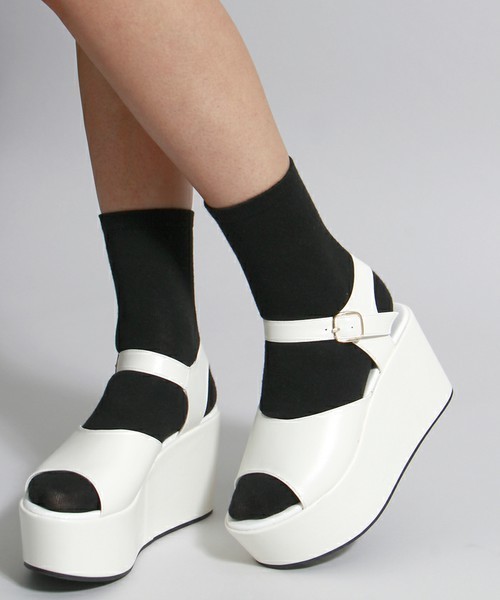 WEGO（ウィゴー）の「WEGO/フェイクレザー厚底サンダル（サンダル・レディース・ブラック/ホワイト・SMALL/MEDIUM/LARGE）」の2枚目の写真