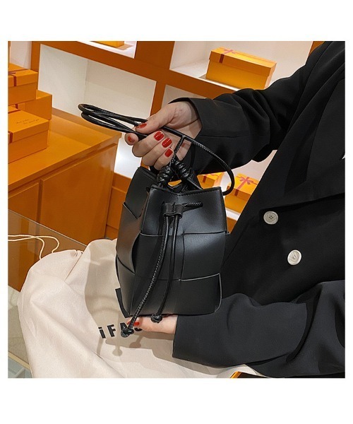 NANEA(ナネア)の「イントレ 巾着ショルダーバッグ(ショルダーバッグ・レディース・イエロー/グリーン/ホワイト/ブラック・FREE)」の15枚目の写真