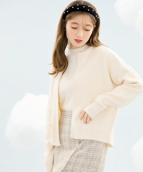 couture brooch（クチュールブローチ）の「◆【秋始まりの羽織に。】フェイクパールトリミングカーディガン（カーディガン/ボレロ・レディース・アイボリー/ブラック/サックスブルー・38/42）」の6枚目の写真