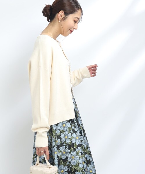 couture brooch（クチュールブローチ）の「◆【秋始まりの羽織に。】フェイクパールトリミングカーディガン（カーディガン/ボレロ・レディース・アイボリー/ブラック/サックスブルー・38/42）」の11枚目の写真