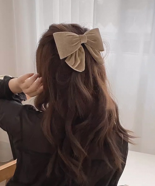 Fun & Daily(ファンアンドデイリー)の「F&D : ベロアリボンヘアバレッタ(バレッタ/ヘアクリップ・レディース・ベージュ/ブラウン/グリーン/ブラック・FREE)」の4枚目の写真
